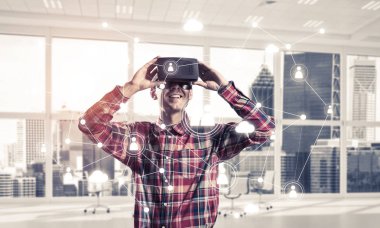 Sanal gerçeklik kulaklığı olan adam. 
