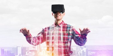 Sanal gerçeklik kulaklığı olan adam. 