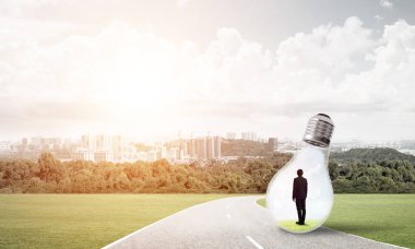 işadamı ampul içinde sıkışmış