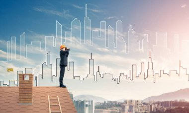 Takım elbise ve kask genç işadamı 