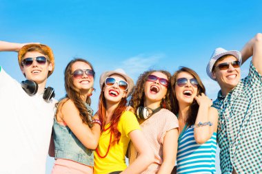 sarılma ve satırda duran insanlar