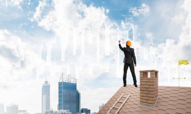 Mühendis adam arka ayakta 