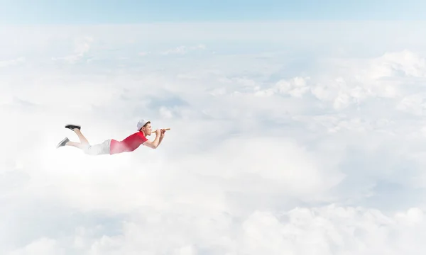 Homme volant haut dans le ciel — Photo