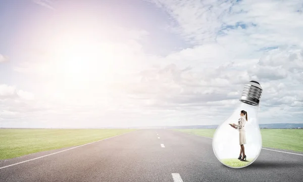 Zakenvrouw gevangen binnenkant van gloeilamp — Stockfoto