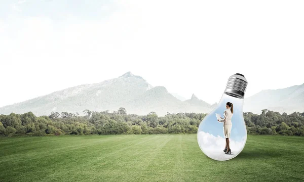 Empresária presa dentro da lâmpada — Fotografia de Stock