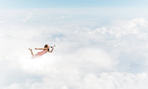 하늘에서 높이 날고 확성기와 여자 — 스톡 사진