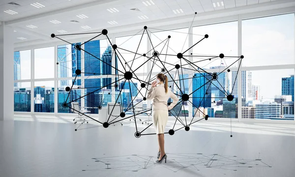 Geschäftsfrau in modernem Bürointerieur — Stockfoto