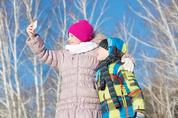 Wo gelukkige jonge geitjes selfie maken — Stockfoto