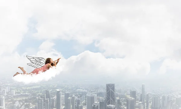 Vrouw vliegen in de lucht — Stockfoto