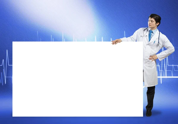 医生与白色空白横幅 — 图库照片
