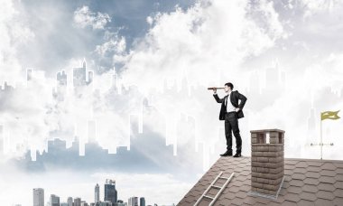 Takım elbise ve kask genç işadamı 