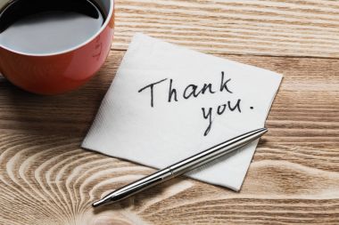 Kahve fincanı kalem ve peçete 