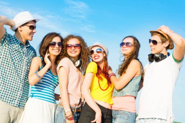 sarılma ve satırda duran insanlar