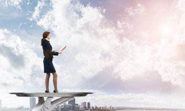 Garson tepsi kadın üzerinde sunulması 