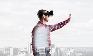 Sanal gerçeklik kulaklığı olan adam. 
