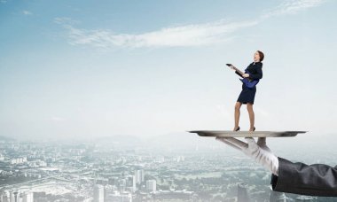 Garson tepsi kadın üzerinde sunulması 