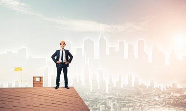 Takım elbise ve kask genç işadamı 