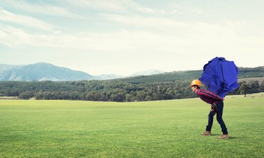 adam taşıma kağıt topu 