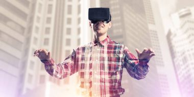 Sanal gerçeklik kulaklığı olan adam. 