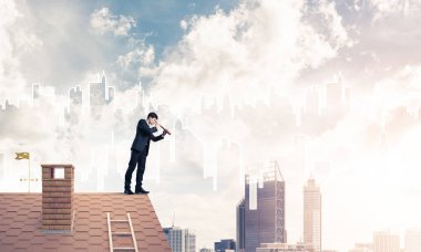 Takım elbise ve kask genç işadamı 