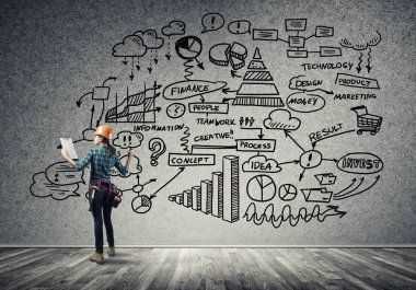 Mühendis kadın arkadan görünüm