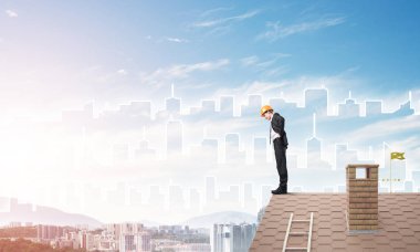 Takım elbise ve kask genç işadamı 