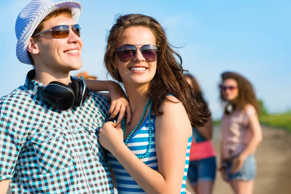 Jovem casal se divertindo — Fotografia de Stock