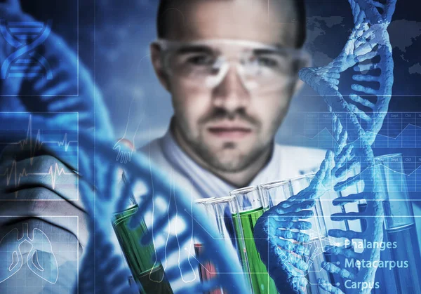 Schöner Wissenschaftler, der forscht — Stockfoto