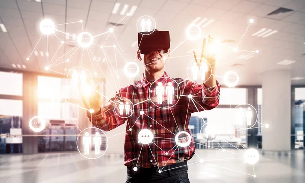 Man with virtual reality headset — Stock Photo, Image