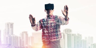  Sanal gerçeklik kulaklığı olan adam.