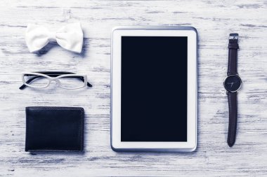 Erkek aksesuarları ve tablet 