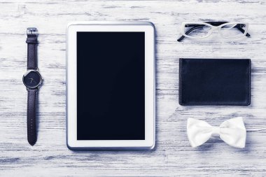 Erkek aksesuarları ve tablet 