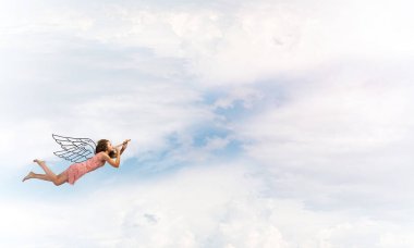 Gökyüzünde uçan kadın 