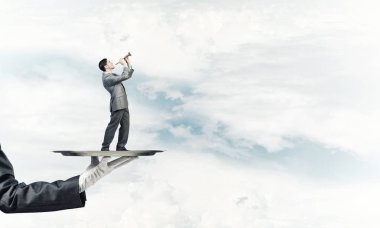 Garson tepsi adam sunulması