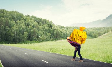 Oluşturucu adam taşıma kağıt topu 