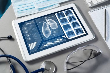 Beyaz tablet pc ve doktor araçları