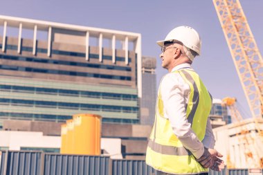 mühendis adam kask içinde 