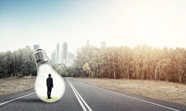 işadamı ampul içinde sıkışmış