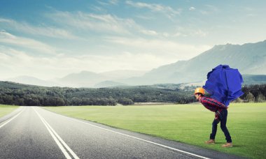 Oluşturucu adam taşıma kağıt topu 