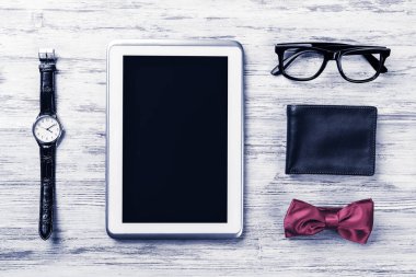 Erkek aksesuarları ve tablet 