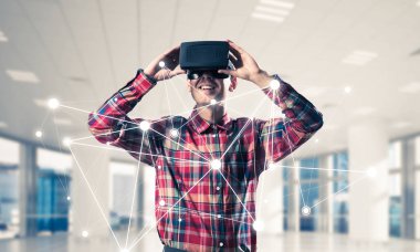  Sanal gerçeklik kulaklığı olan adam.