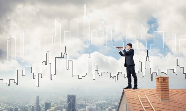 Çatının kenarında elbiseli genç işadamı