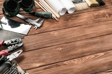 ahşap yüzey üzerinde çift araçları 