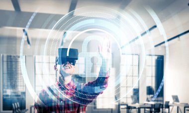  Sanal gerçeklik kulaklığı olan adam.