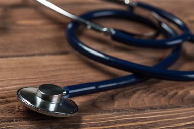 Ahşap masa üzerinde stetoskop