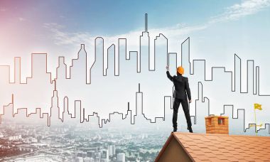 Mühendis adam evin çatısında ayakta