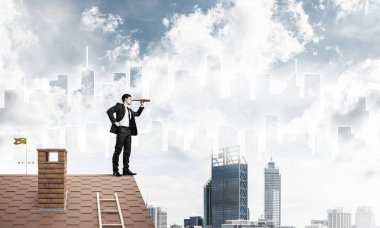 Çatının kenarında elbiseli genç işadamı