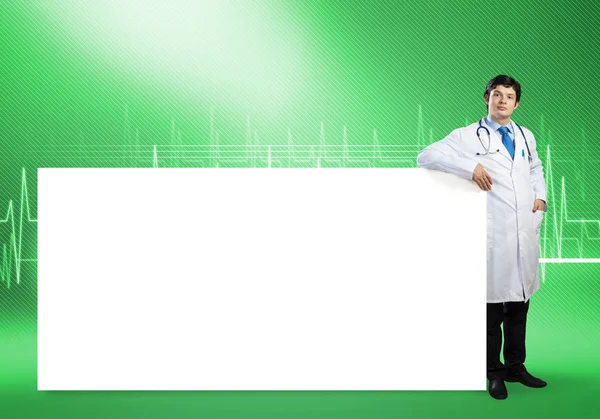 Доктор з білим порожнім банером — стокове фото