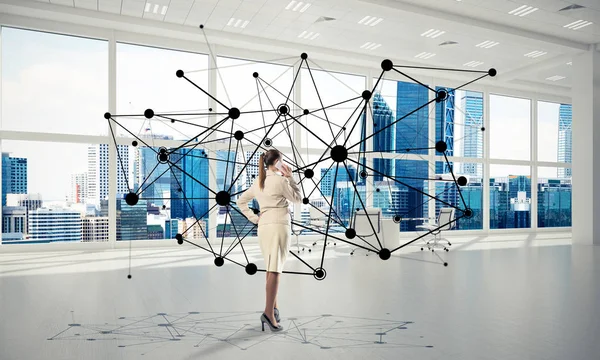 Elegante Geschäftsfrau in modernem Bürointerieur — Stockfoto