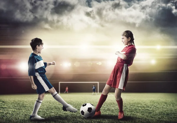 Adolescentes jogando futebol — Fotografia de Stock